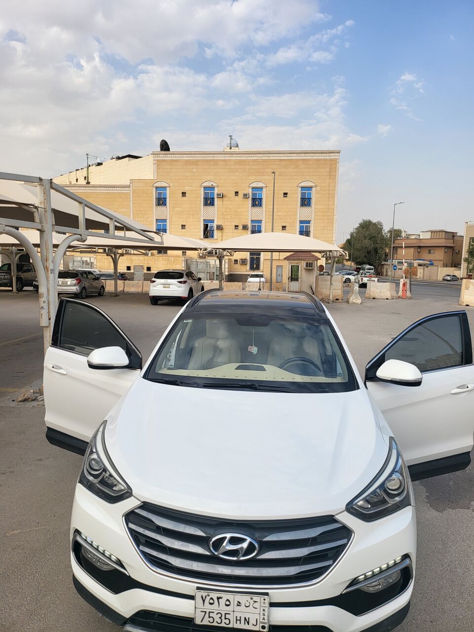 Riyadh, Vehicles, Cars & Trucks , SAR 40000,  Hyundai Santa Fe,  2016,  Automatic,  159000 KM,  Hyndai Santa Fe (santafe) , 4 Cylendar, 2.4L, 159k Km, 7 Seater, Without 4&times;4, Panorami