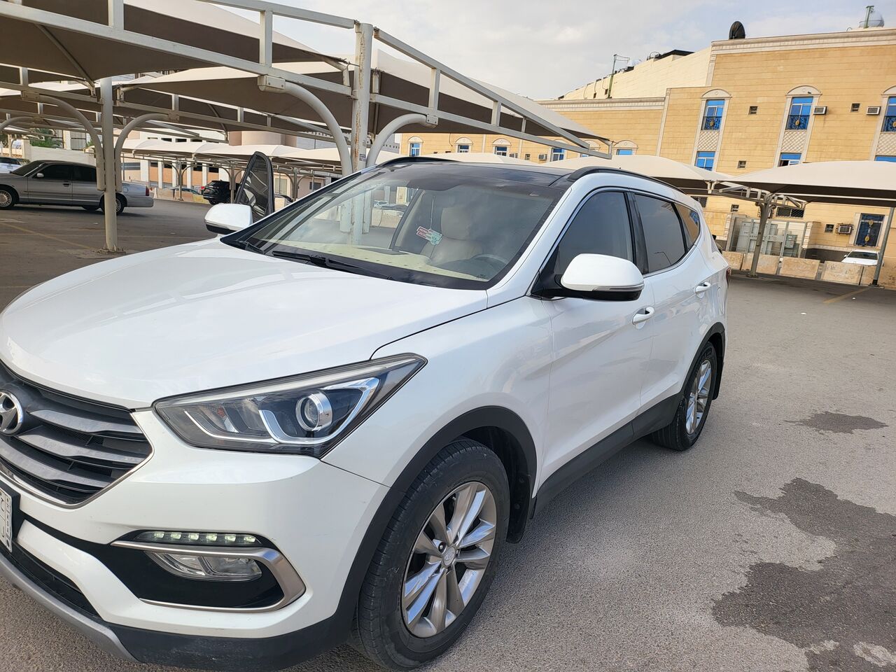 Riyadh, Vehicles, Cars & Trucks , SAR 40000,  Hyundai Santa Fe,  2016,  Automatic,  159000 KM,  Hyndai Santa Fe (santafe) , 4 Cylendar, 2.4L, 159k Km, 7 Seater, Without 4&times;4, Panorami