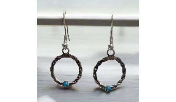 New York, Appliances, USD 29,  Navajo Turquoise Earrings & Navajo Pearl Stud Earrings