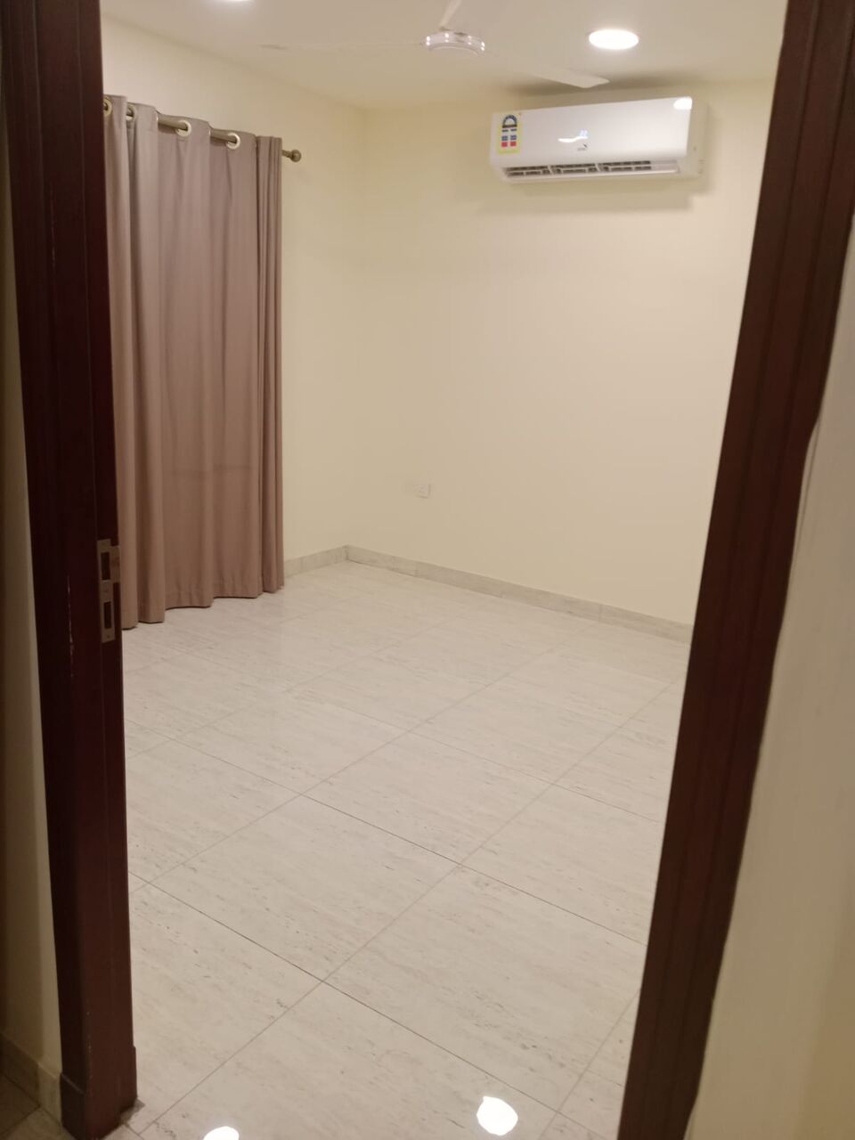 Adliya, Rooms for Rent, BHD 110/month,  Room Available At Adliya For 110 BD With Balcony And Lift Facility, No Sharing Kitchen