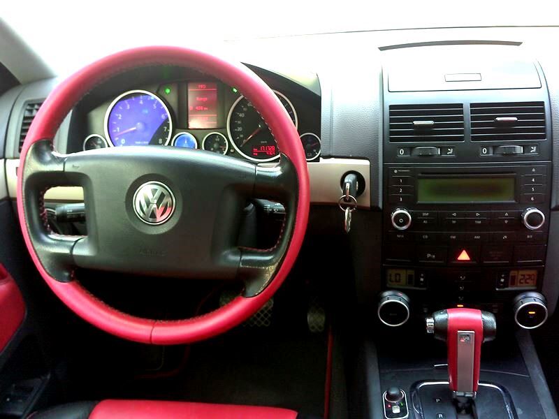 Zinj, Vehicles, Cars & Trucks , BHD 111,  Volkswagen Touareg,  2010,  Automatic,  170000 KM,  First Owner, Full Option, Agency Maintained - Mint Condition - URGENT SALE