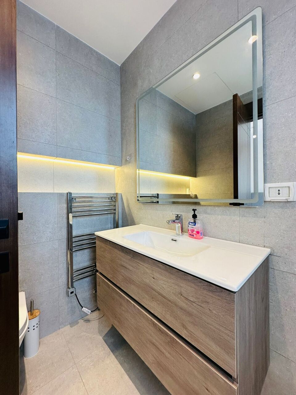 Abdoun, Apartments, Flats, Houses & Villas, JOD 14000/year,  Furnished,  2 BR,  100 Sq. Meter,  Apartments For Rent