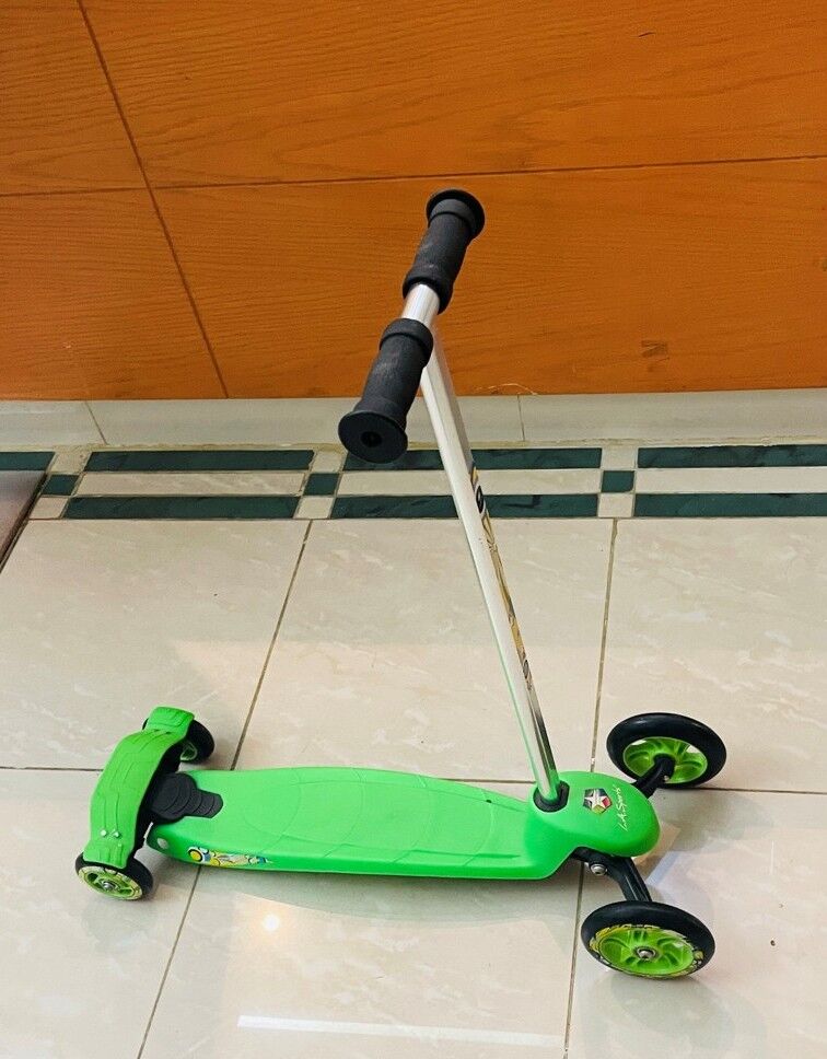 Juffair, Baby & Kid Stuff, BHD 7,  Kids 3-Wheel Scooter - Excellent Condition - BHD 7