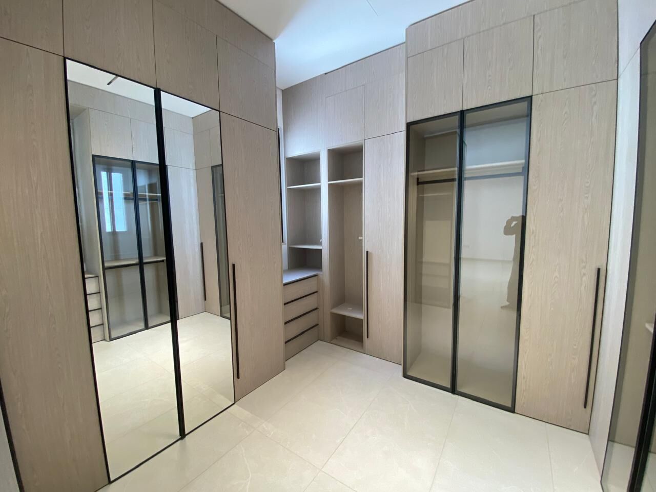 Abdoun, Apartments, Flats, Houses & Villas, JOD 40000/year,  Furnished,  3 BR,  320 Sq. Meter,  Ground Floor Apartment For Rent