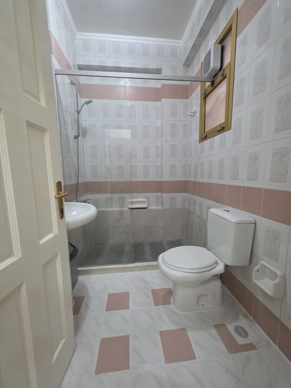 Juffair, Apartments, Flats, Houses & Villas, BHD 425/month,  2 BR,  £2BATHROOM Hall Kitchen With Electricity Fully Furnished Car Parking