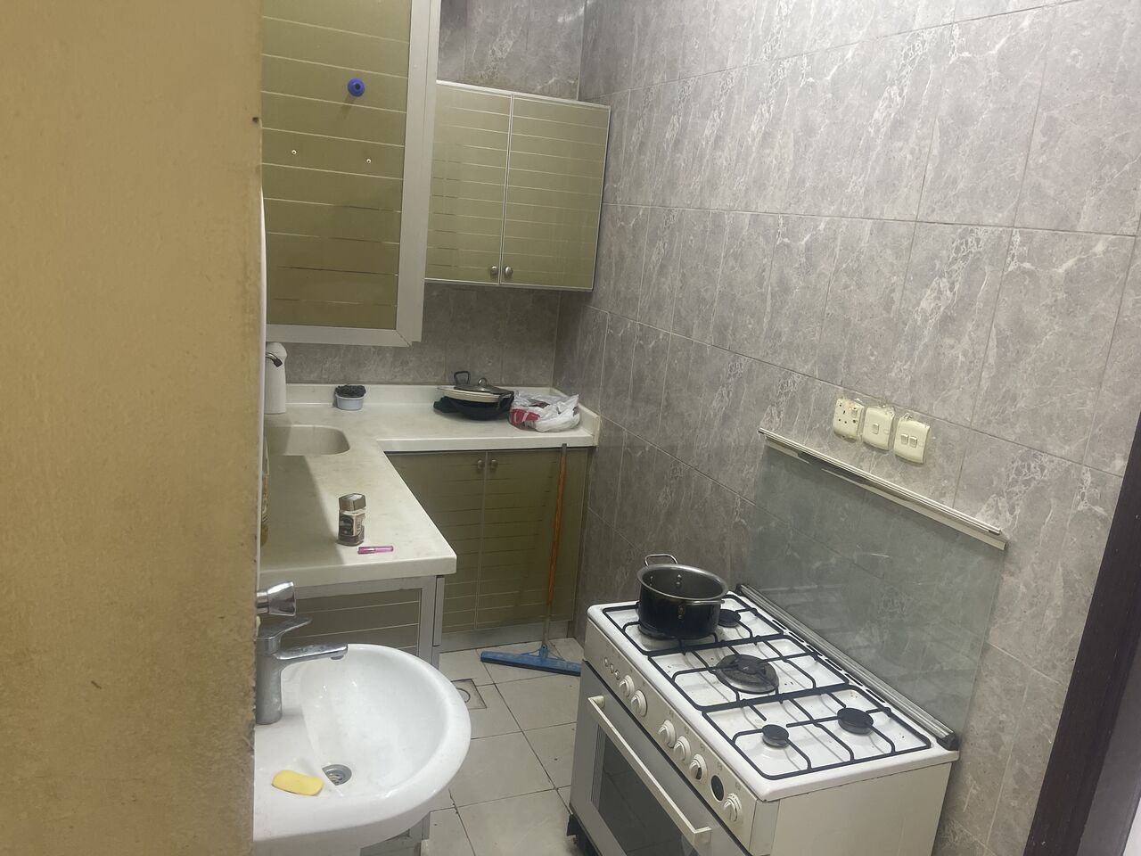 Riyadh, Apts/Flats Wanted, SAR 2000/month,  1 BR,  1 Sq. Meter,  Family Room