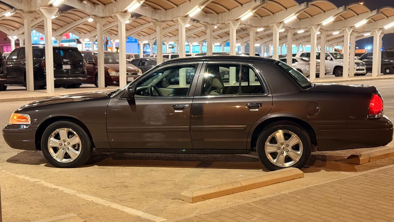 Riyadh, Vehicles, Cars & Trucks , SAR 40000,  Ford Crown Victoria,  2010,  Automatic,  105000 KM,  For Sale: