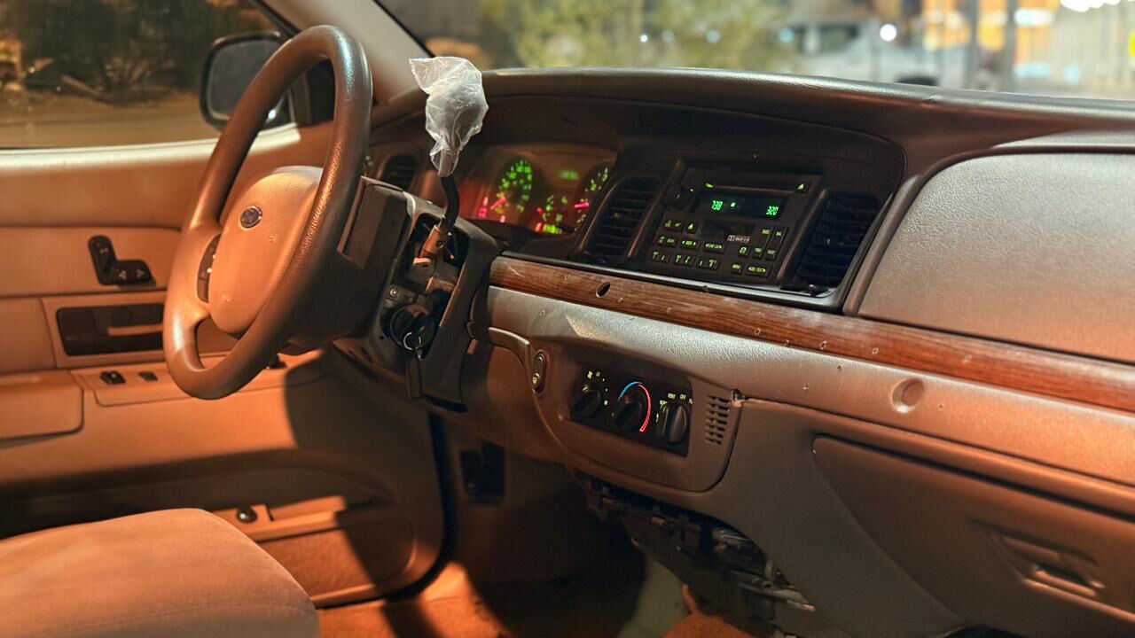 Riyadh, Vehicles, Cars & Trucks , SAR 40000,  Ford Crown Victoria,  2010,  Automatic,  105000 KM,  For Sale: