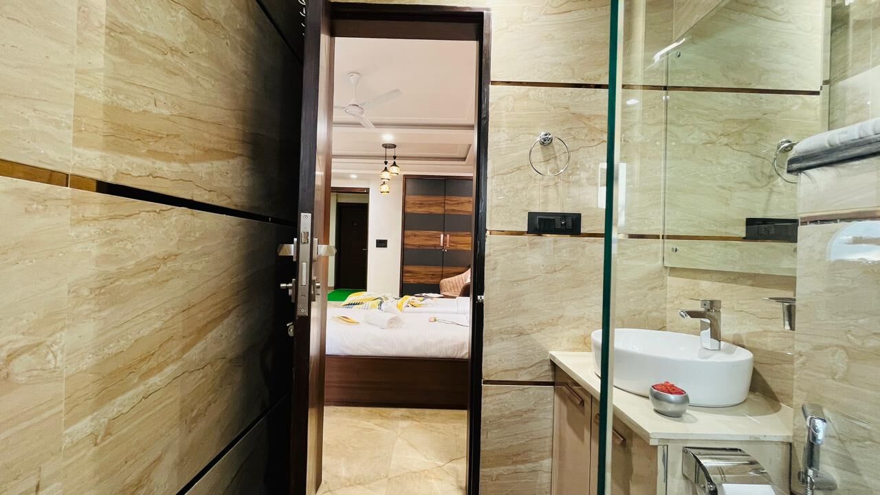 Gurgaon, Apartments, Flats, Houses & Villas, INR 4200/day,  Furnished,  Studio,  375 Sq. Feet,  Studio Apartment Dlf Cyber City Gurgaon