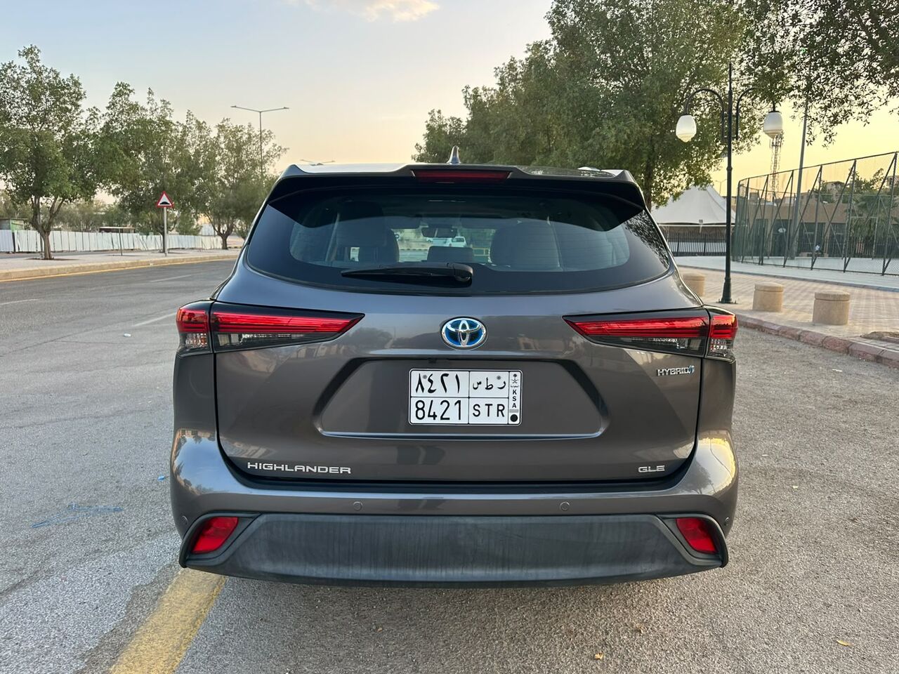 Riyadh, Vehicles, Cars & Trucks , SAR 125000,  Toyota Highlander Hybrid GLE,  2023,  Automatic,  71000 KM,    With Sunroof N Accident Free Car For Sales