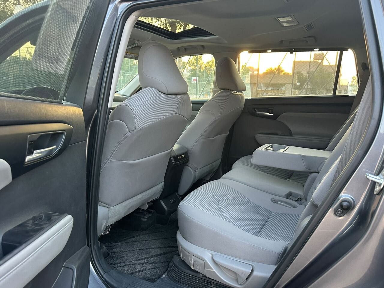 Riyadh, Vehicles, Cars & Trucks , SAR 125000,  Toyota Highlander Hybrid GLE,  2023,  Automatic,  71000 KM,    With Sunroof N Accident Free Car For Sales