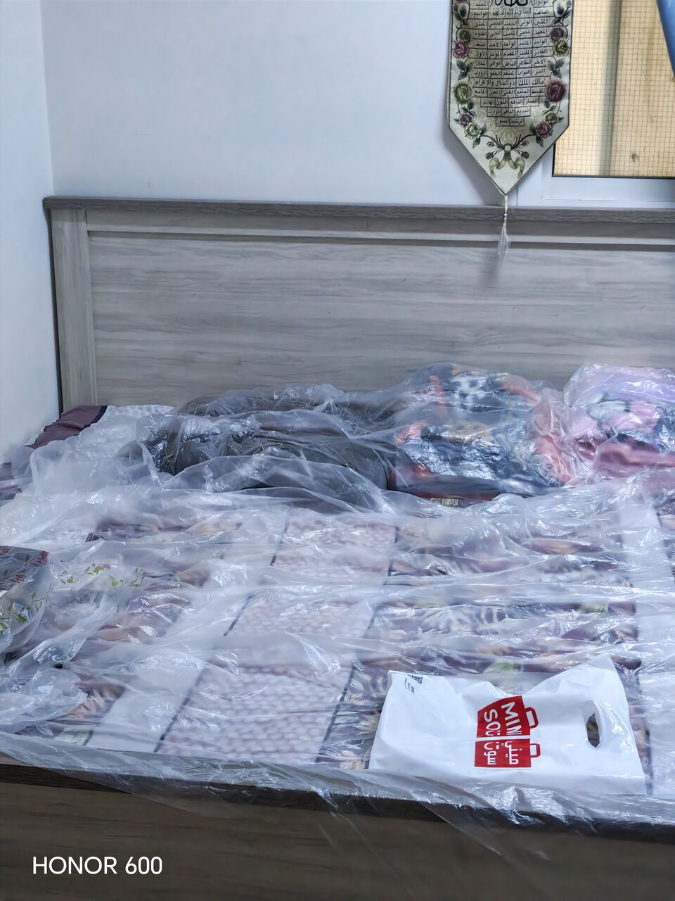 Al Khobar Al Shamalia, Furniture, SAR 1000,  Sell One Queen Size Bed With Two Side Drawer And Dressing Table