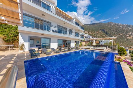 Goa, Real Estate, How Much Space Do Villas For Sale In Vagator Goa Usually Offer?