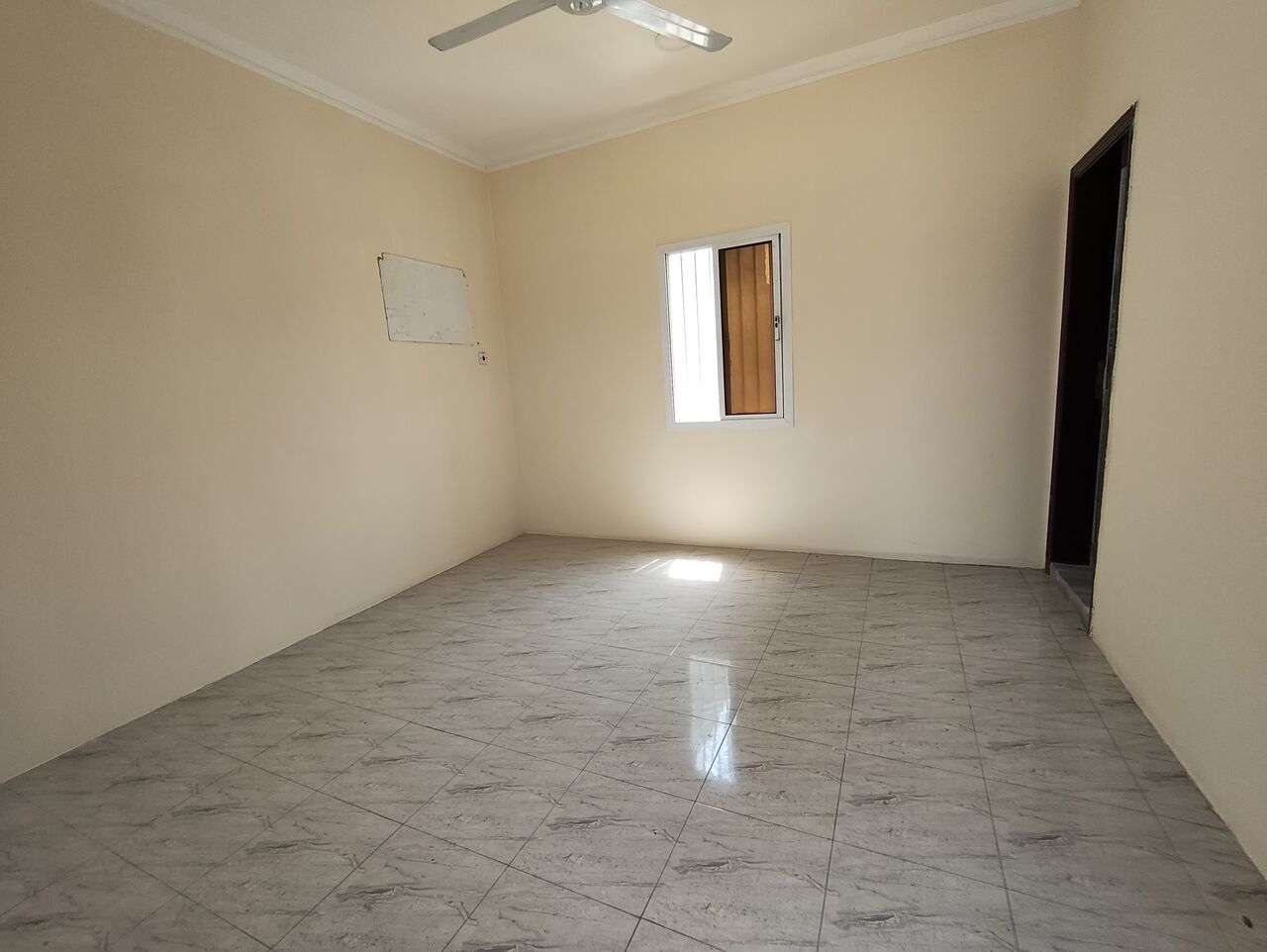 Salmaniya, Apartments, Flats, Houses & Villas, BHD 100/year,  1 BR,  Salmaniya:- Rooftop Unfurnished Studio Flat On Rent..