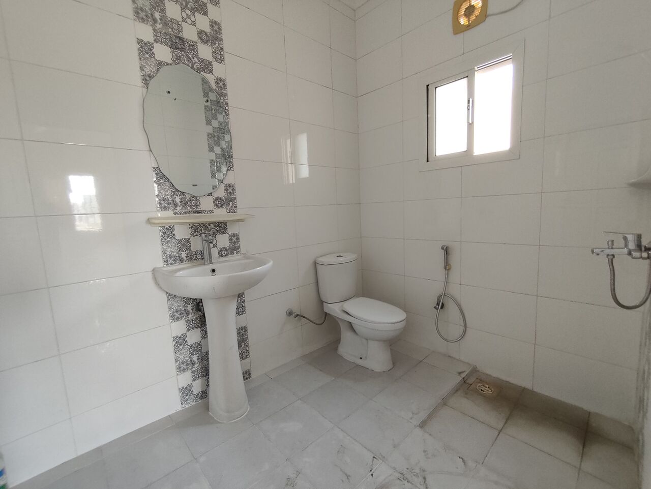 Salmaniya, Apartments, Flats, Houses & Villas, BHD 100/year,  1 BR,  Salmaniya:- Rooftop Unfurnished Studio Flat On Rent..