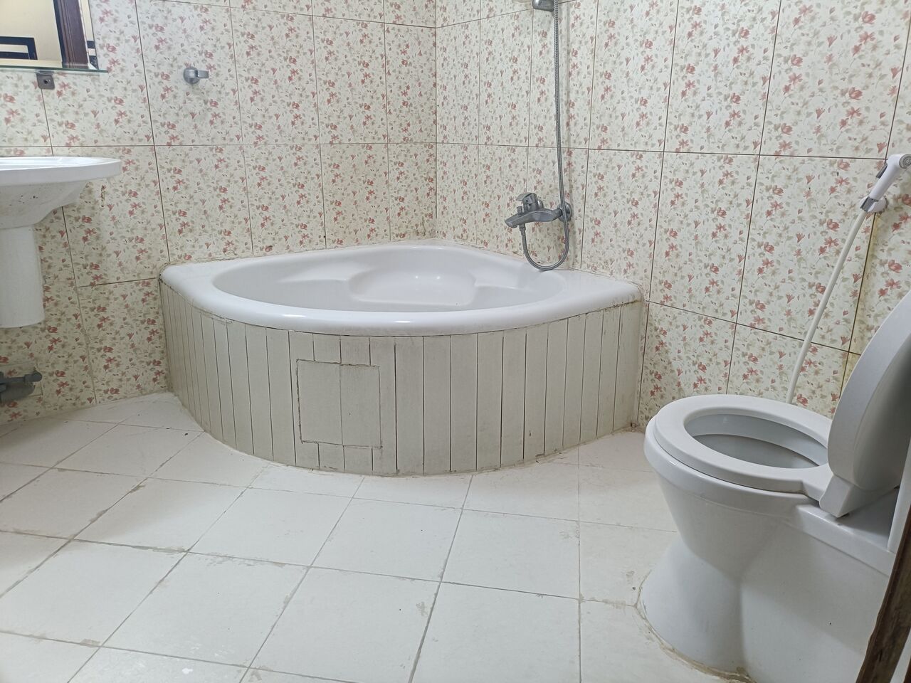 Adliya, Apartments, Flats, Houses & Villas, BHD 180/month,  Furnished,  Studio,  80 Sq. Meter,  Fully Furnished Studio Flat With Unlimited Ewa