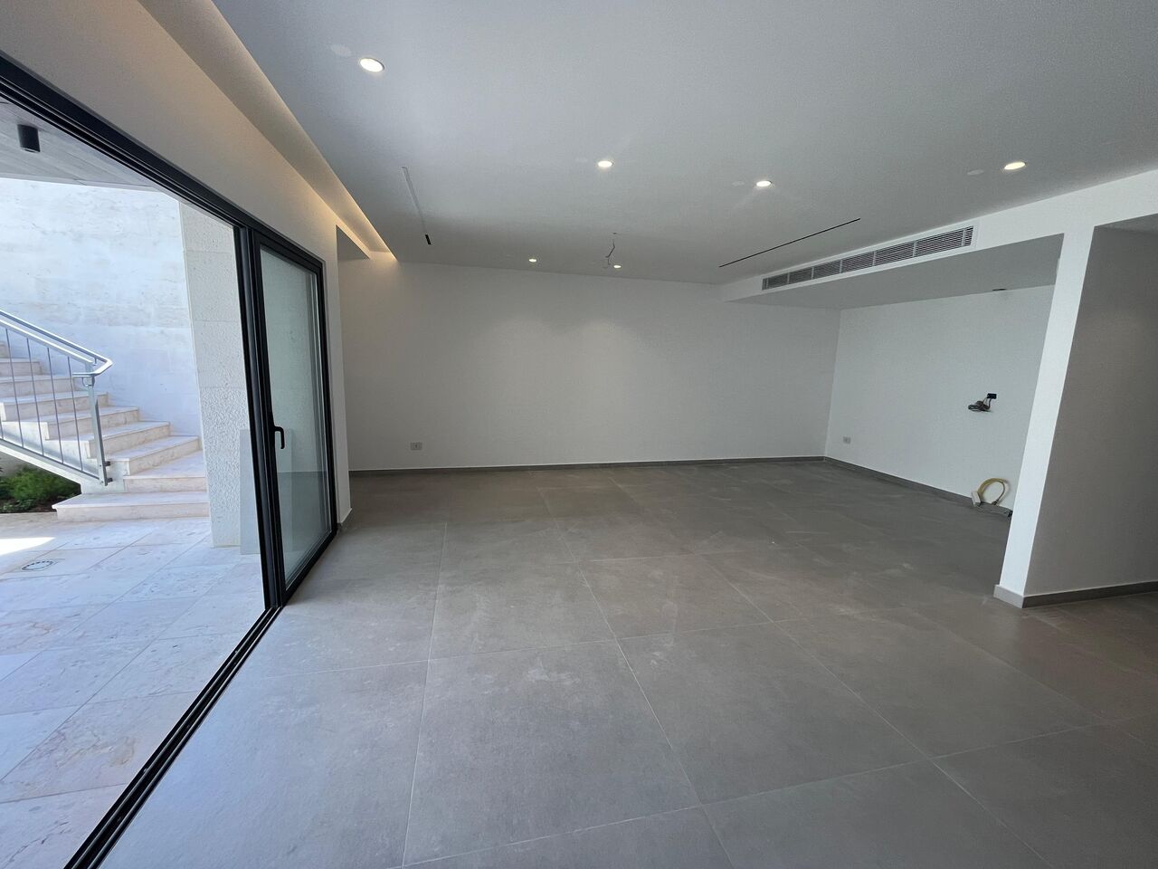 Amman, Apartments, Flats, Houses & Villas, JOD 25000/year,  4 BR,  220 Sq. Meter,  Apartments For Rent