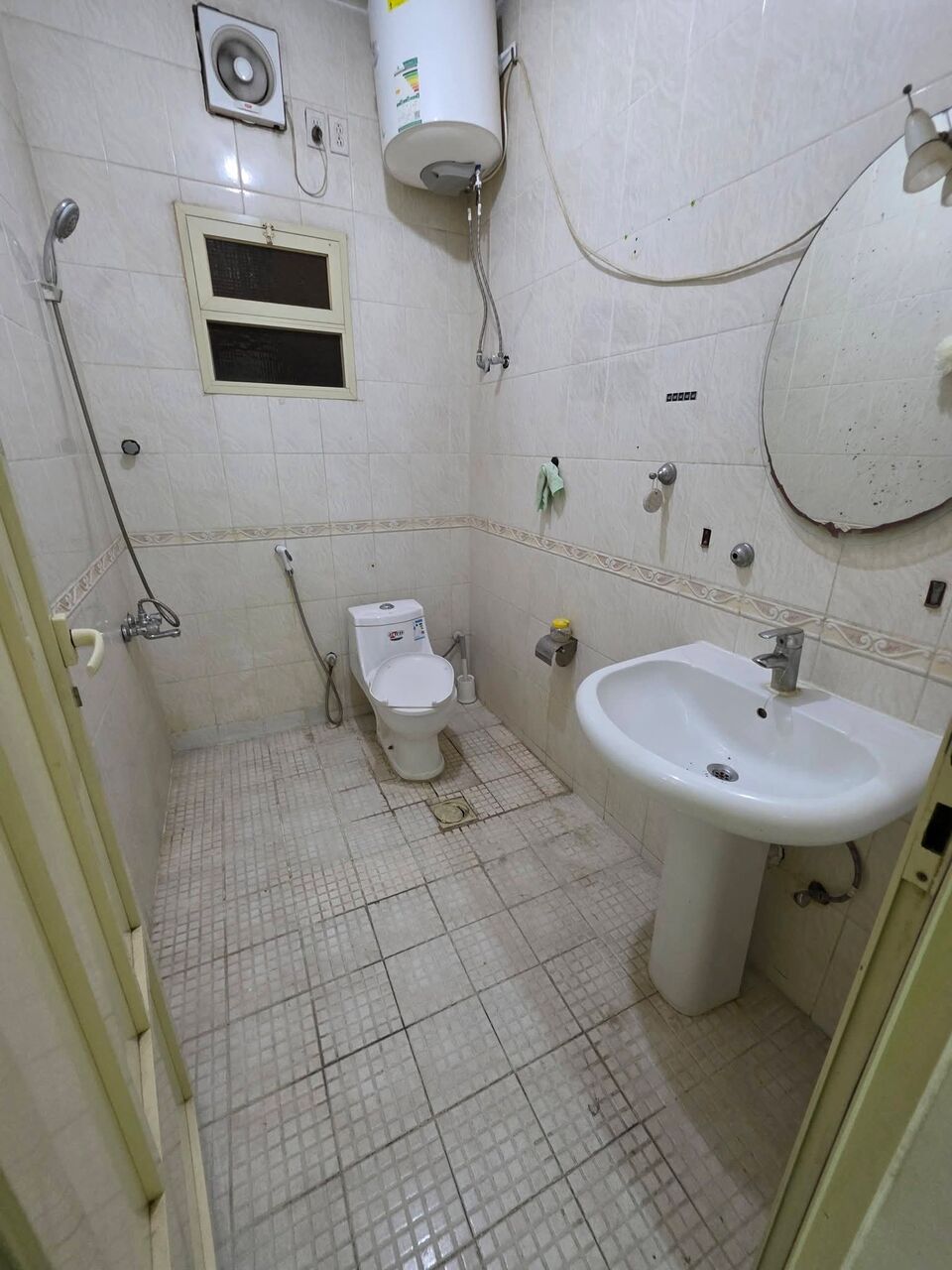 Thuqbah, Apartments, Flats, Houses & Villas, 2 BR,  FAMILY APARTMENT FOR RENT 🏠🛏️ Layout: 2 Bedrooms + Living Room🚿 1 Bathroom 🍳 Kitchen