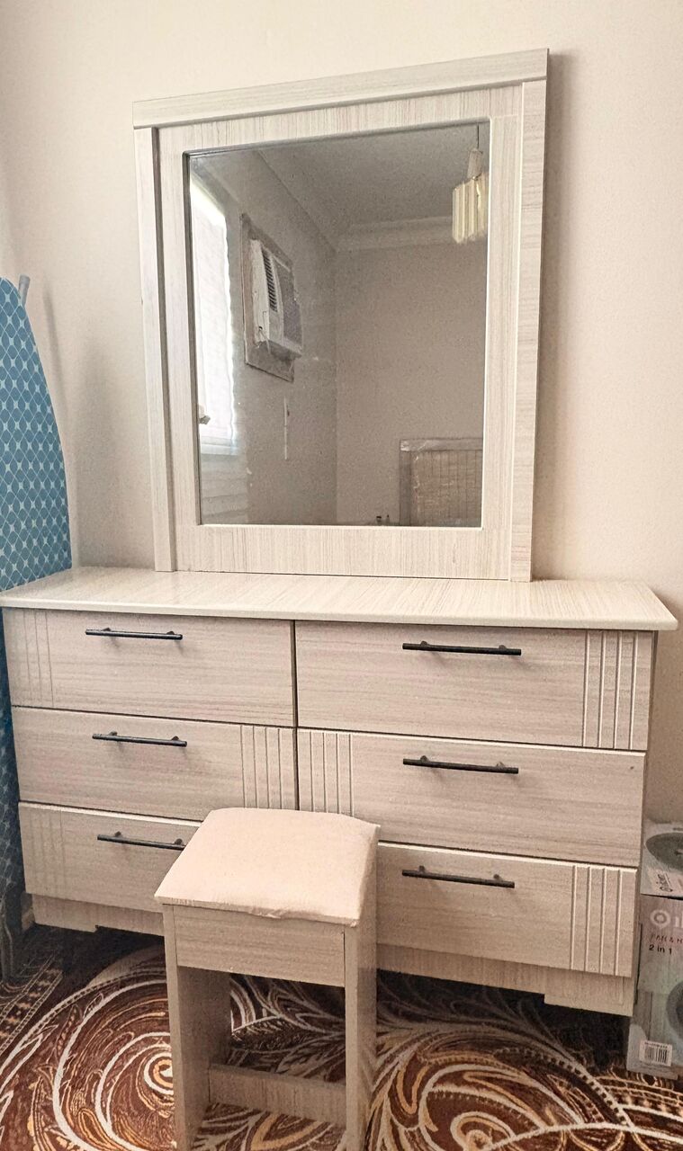 Al Sulaymaniyyah, Furniture, SAR 900,  Relocating &ndash; Complete Bedroom Set: Bed, Side Tables, Dressing Table & Wardrobe &ndash; 900 SAR