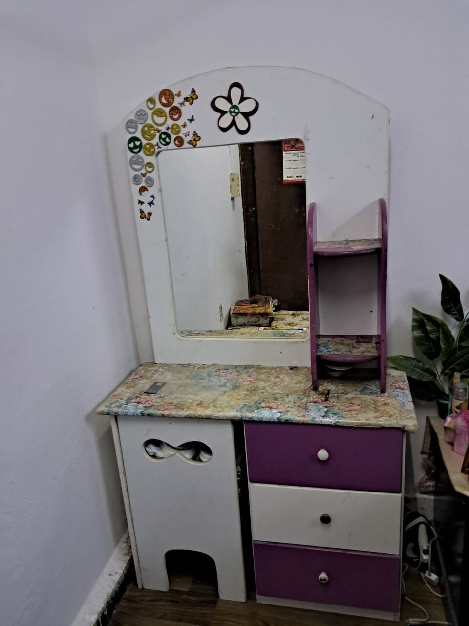 Al Adama, Furniture, SAR 600,  Single Bed With Mattress + Beauty Table + Drawing Room Table