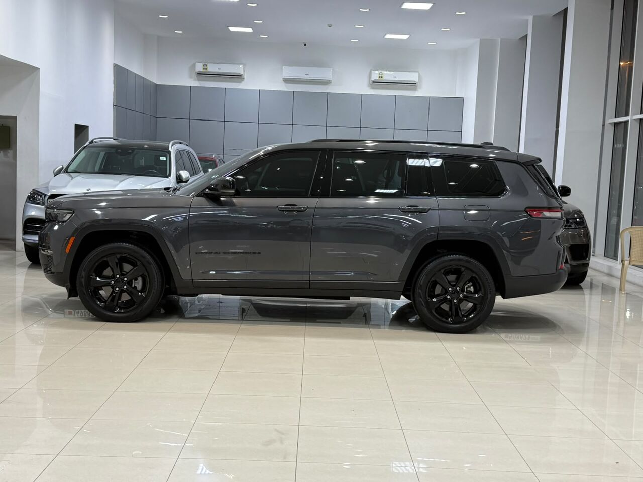 Manama, Vehicles, Cars & Trucks , BHD 11700,  Jeep Grand Cherokee,  2022,  Automatic,  98000 KM,    (Grey)
