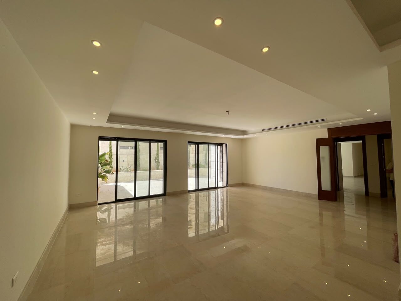 Amman, Apartments, Flats, Houses & Villas, JOD 35000/year,  4 BR,  353 Sq. Meter,  Apartments For Rent