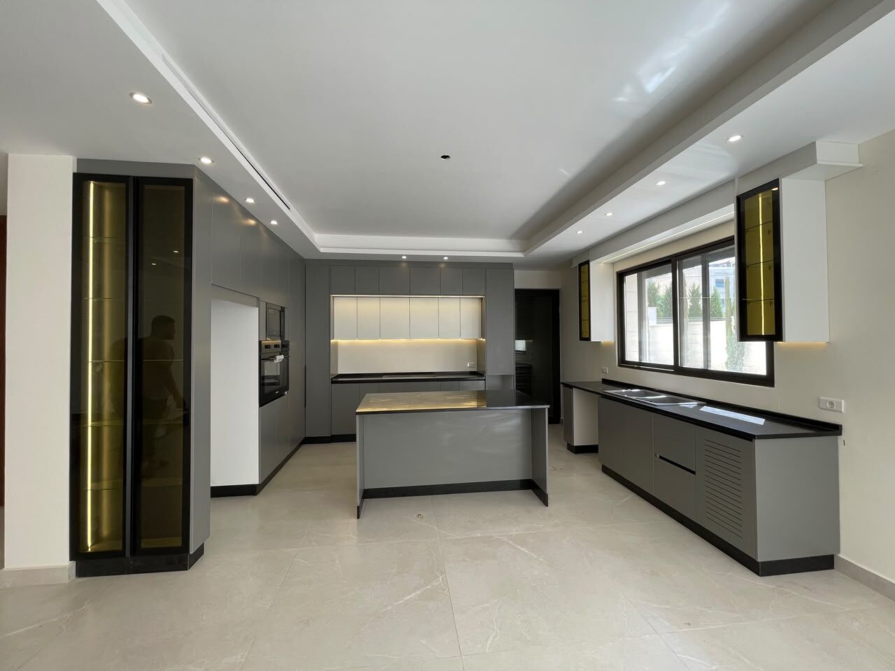 Amman, Apartments, Flats, Houses & Villas, JOD 35000/year,  4 BR,  353 Sq. Meter,  Apartments For Rent
