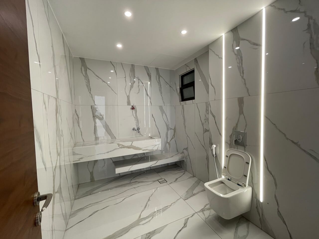 Amman, Apartments, Flats, Houses & Villas, JOD 35000/year,  4 BR,  353 Sq. Meter,  Apartments For Rent