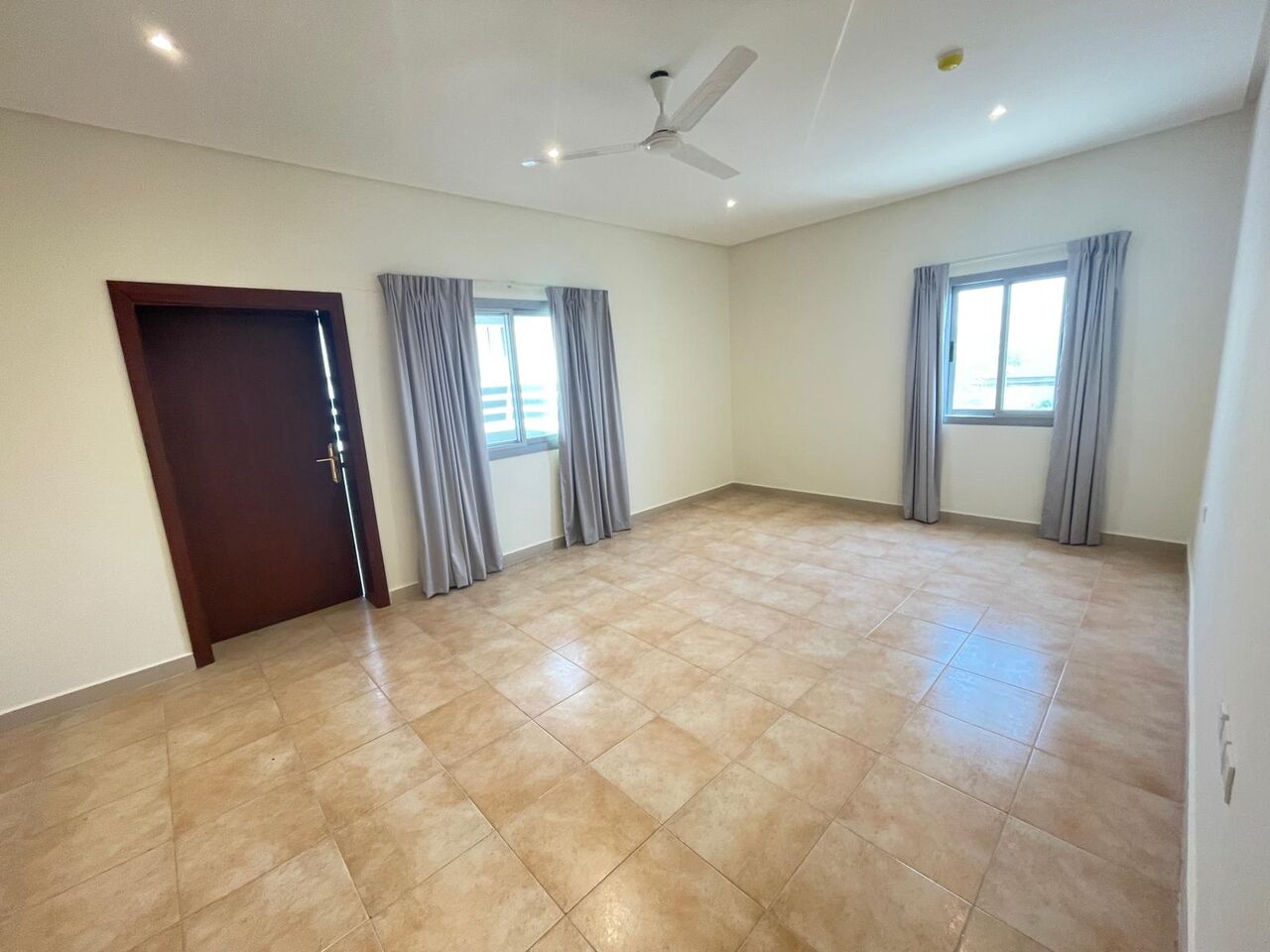 Manama, Apartments, Flats, Houses & Villas, BHD 300/month,  3 BR,  3 Bedroom Semi Furnished Flat In Salihiya Without Ewa