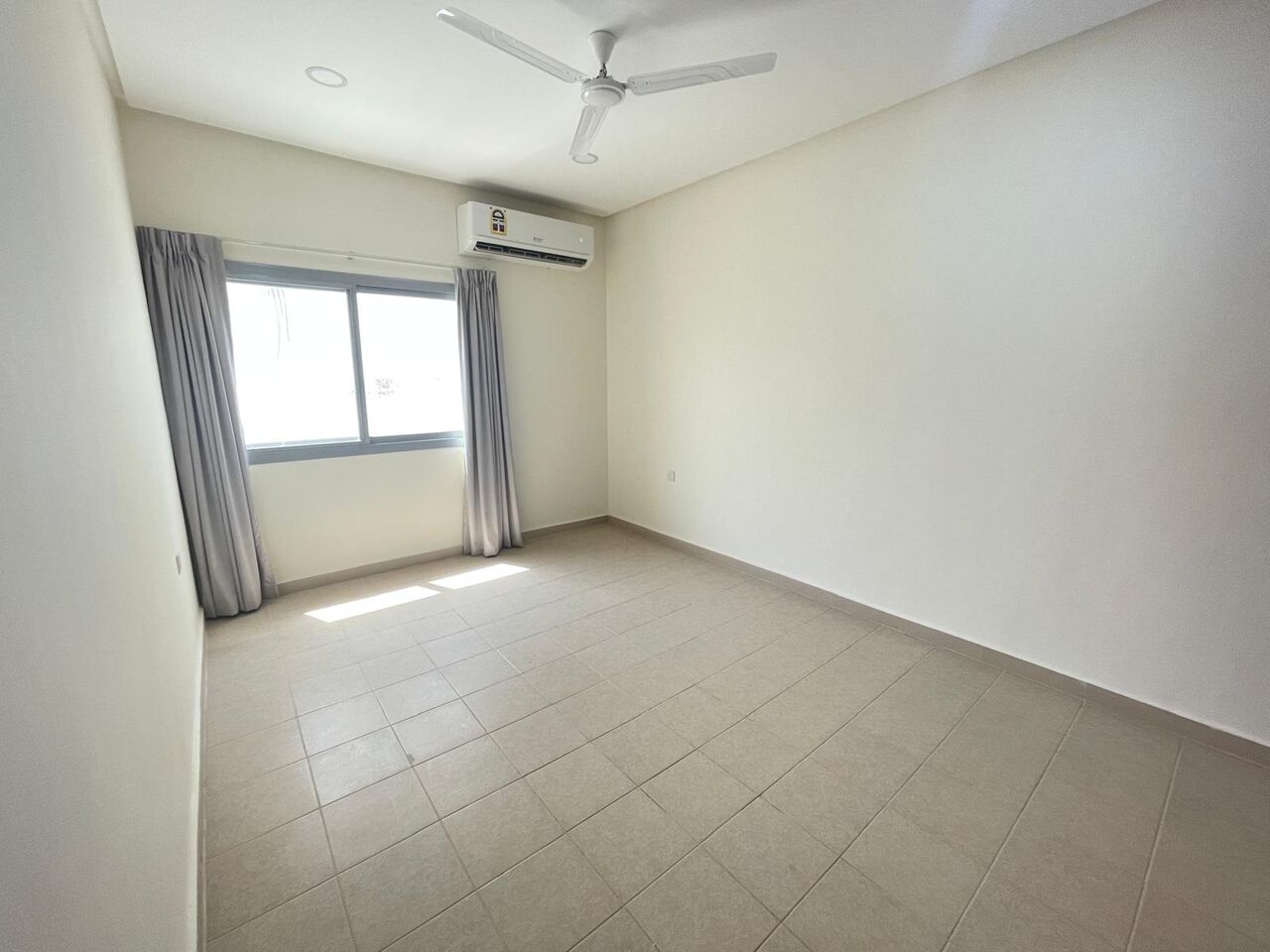 Manama, Apartments, Flats, Houses & Villas, BHD 300/month,  3 BR,  3 Bedroom Semi Furnished Flat In Salihiya Without Ewa