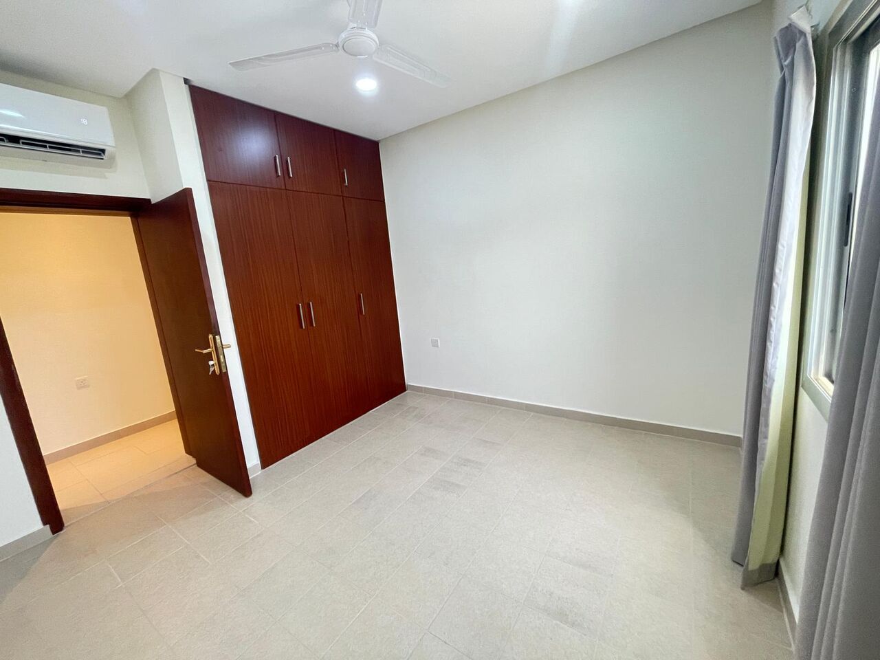 Manama, Apartments, Flats, Houses & Villas, BHD 300/month,  3 BR,  3 Bedroom Semi Furnished Flat In Salihiya Without Ewa