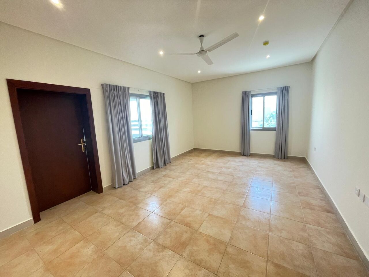Manama, Apartments, Flats, Houses & Villas, BHD 300/month,  3 BR,  3 Bedroom Semi Furnished Flat In Salihiya Without Ewa