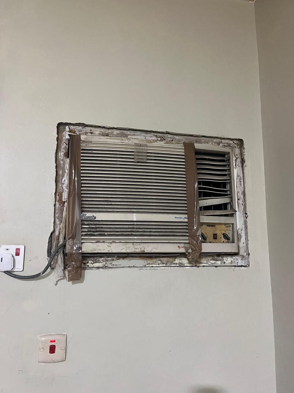 Dammam, Appliances, SAR 2240,  Used Items For Sale !! FRIDGE , WARDOBE , AC , OVEN , TABLE ETC.