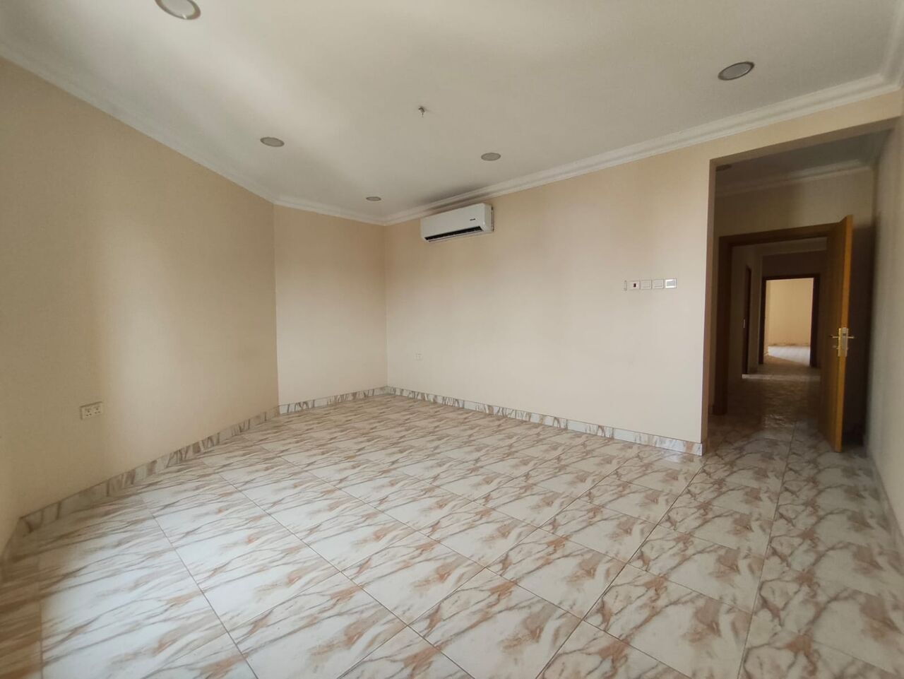 Jidhafs, Apartments, Flats, Houses & Villas, BHD 220/year,  2 BR,  Jidhafs:- 2Bhk Flat On Rent With Eea & Acs..