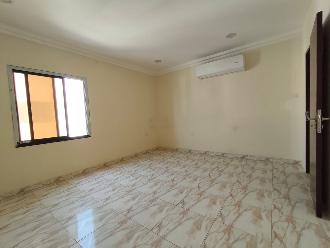 Jidhafs, Apartments, Flats, Houses & Villas, BHD 220/year,  2 BR,  Jidhafs:- 2Bhk Flat On Rent With Eea & Acs..