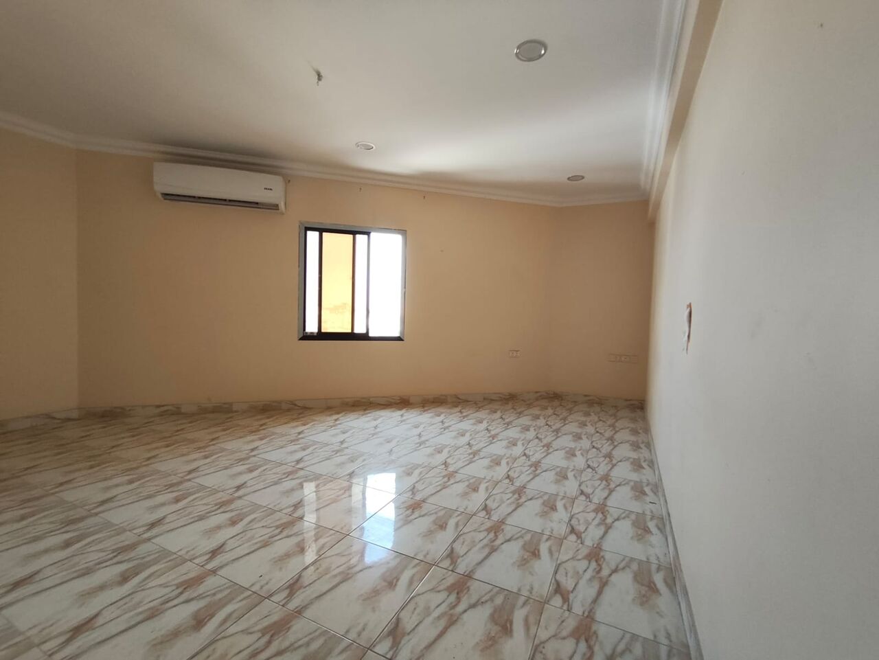 Jidhafs, Apartments, Flats, Houses & Villas, BHD 220/year,  2 BR,  Jidhafs:- 2Bhk Flat On Rent With Eea & Acs..