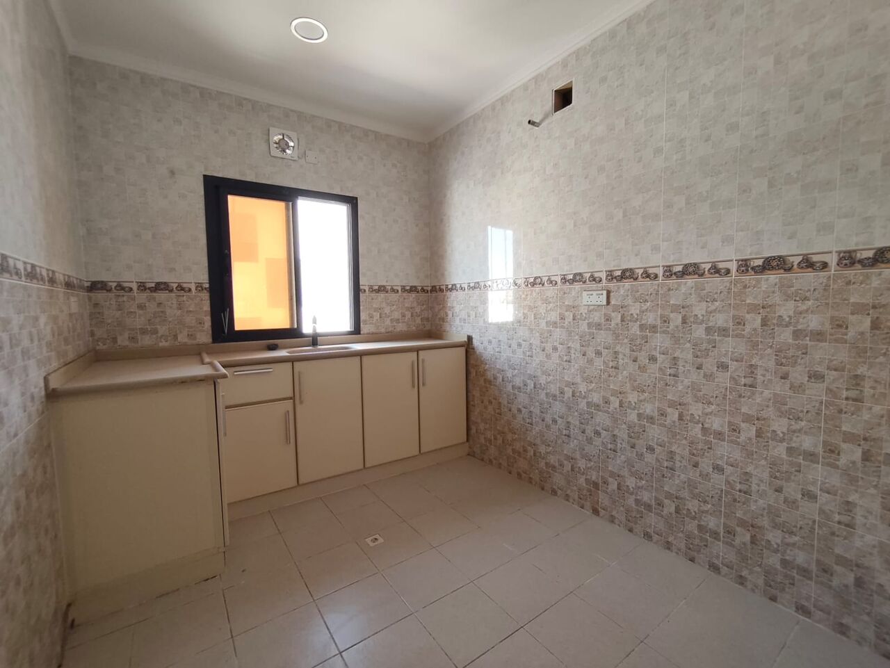 Jidhafs, Apartments, Flats, Houses & Villas, BHD 220/year,  2 BR,  Jidhafs:- 2Bhk Flat On Rent With Eea & Acs..