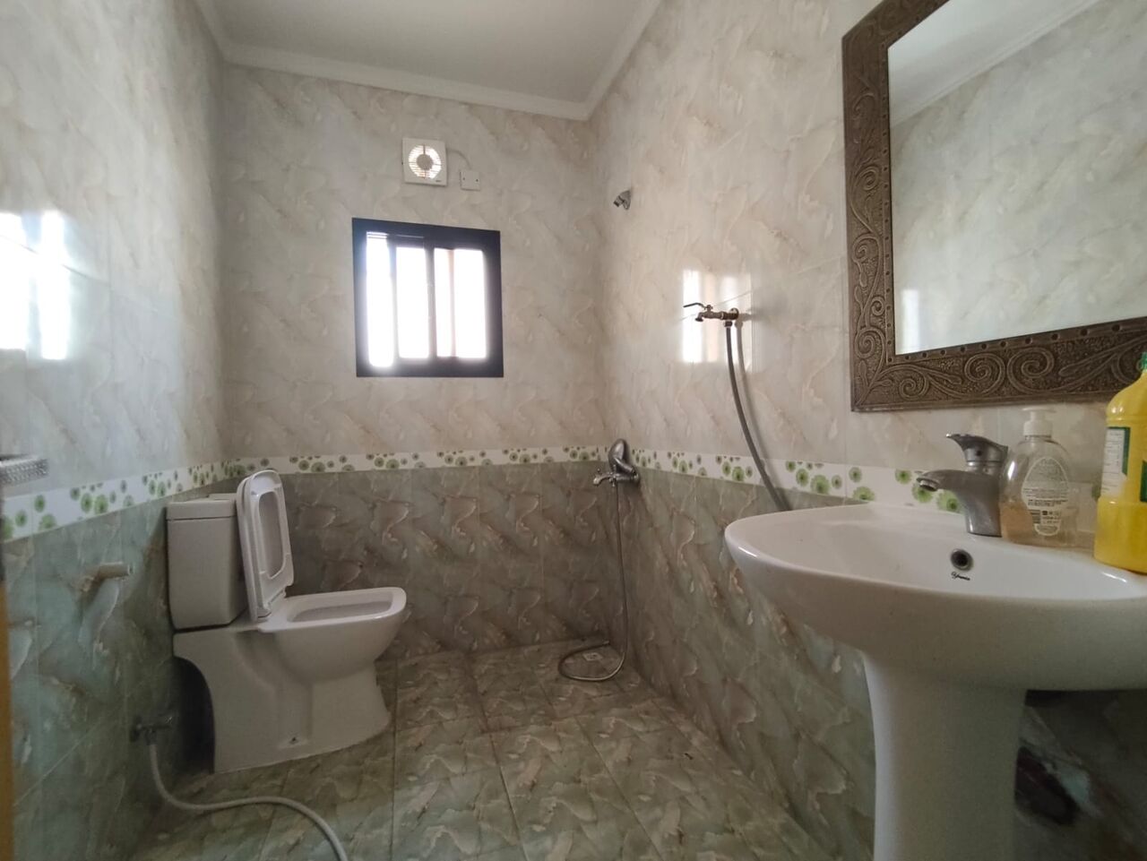 Jidhafs, Apartments, Flats, Houses & Villas, BHD 220/year,  2 BR,  Jidhafs:- 2Bhk Flat On Rent With Eea & Acs..