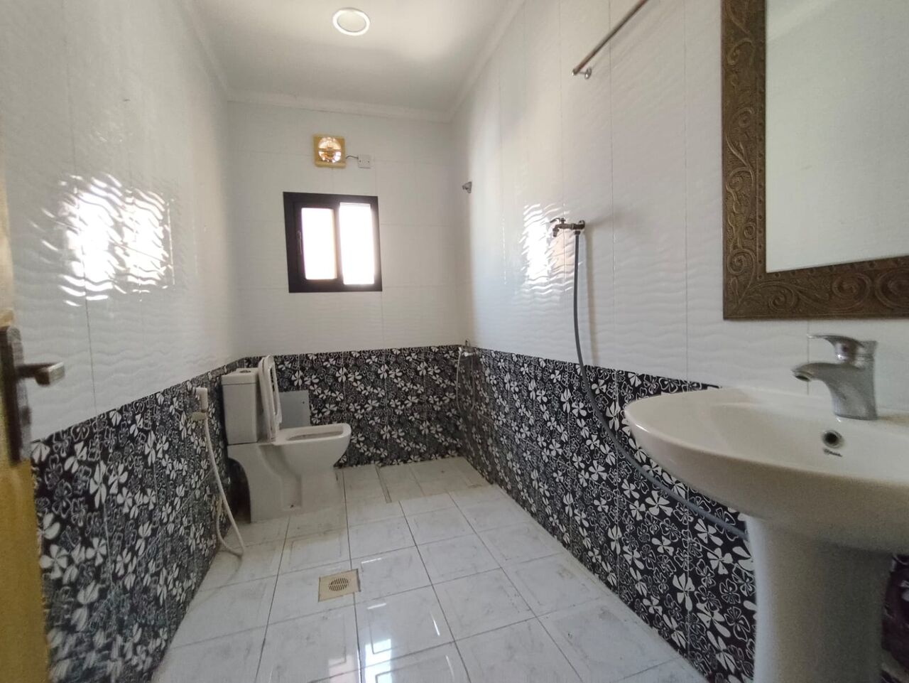 Jidhafs, Apartments, Flats, Houses & Villas, BHD 220/year,  2 BR,  Jidhafs:- 2Bhk Flat On Rent With Eea & Acs..