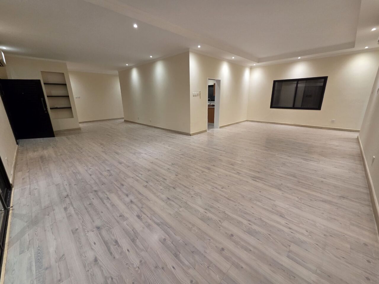 Manama, Apartments, Flats, Houses & Villas, BHD 600/month,  3 BR,  Huge Compound Villa For Rent