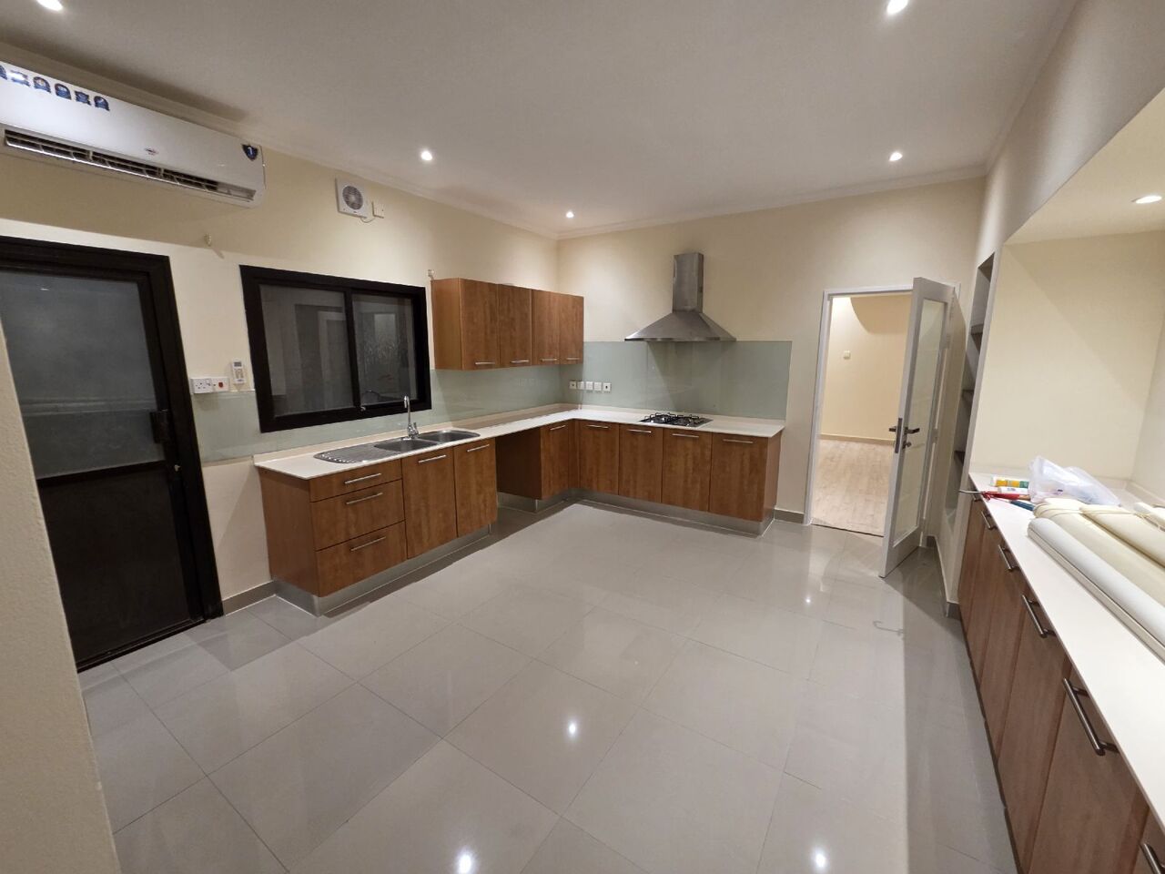 Manama, Apartments, Flats, Houses & Villas, BHD 600/month,  3 BR,  Huge Compound Villa For Rent