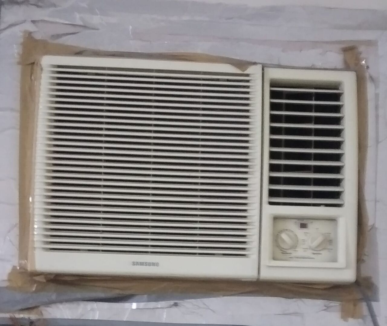 Salmaniya, Air Conditioners, BHD 25,  AC Refrigerater,king Size Bed,Center Table Chiq Refrigerator 480L ,good Contion  BD 50