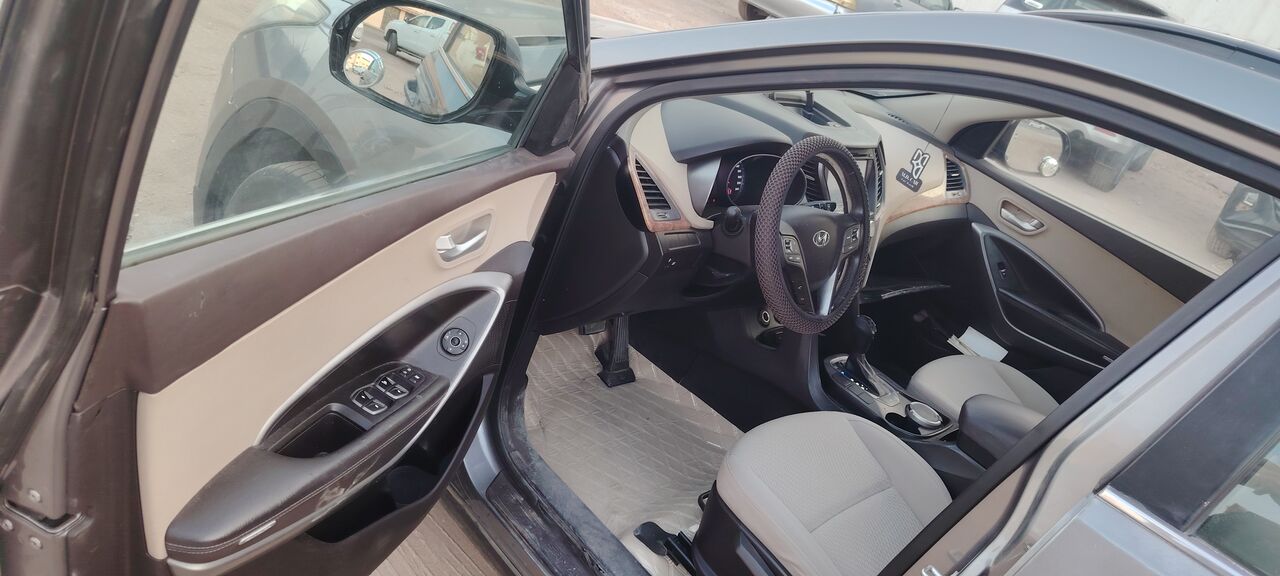 Riyadh, Vehicles, Cars & Trucks , SAR 30000,  Hyundai Santa Fe,  2015,  Automatic,  163000 KM,  Panoramic Sunroof, Cruise Control, Family Car, 7seats,economic, 4 Cylinders