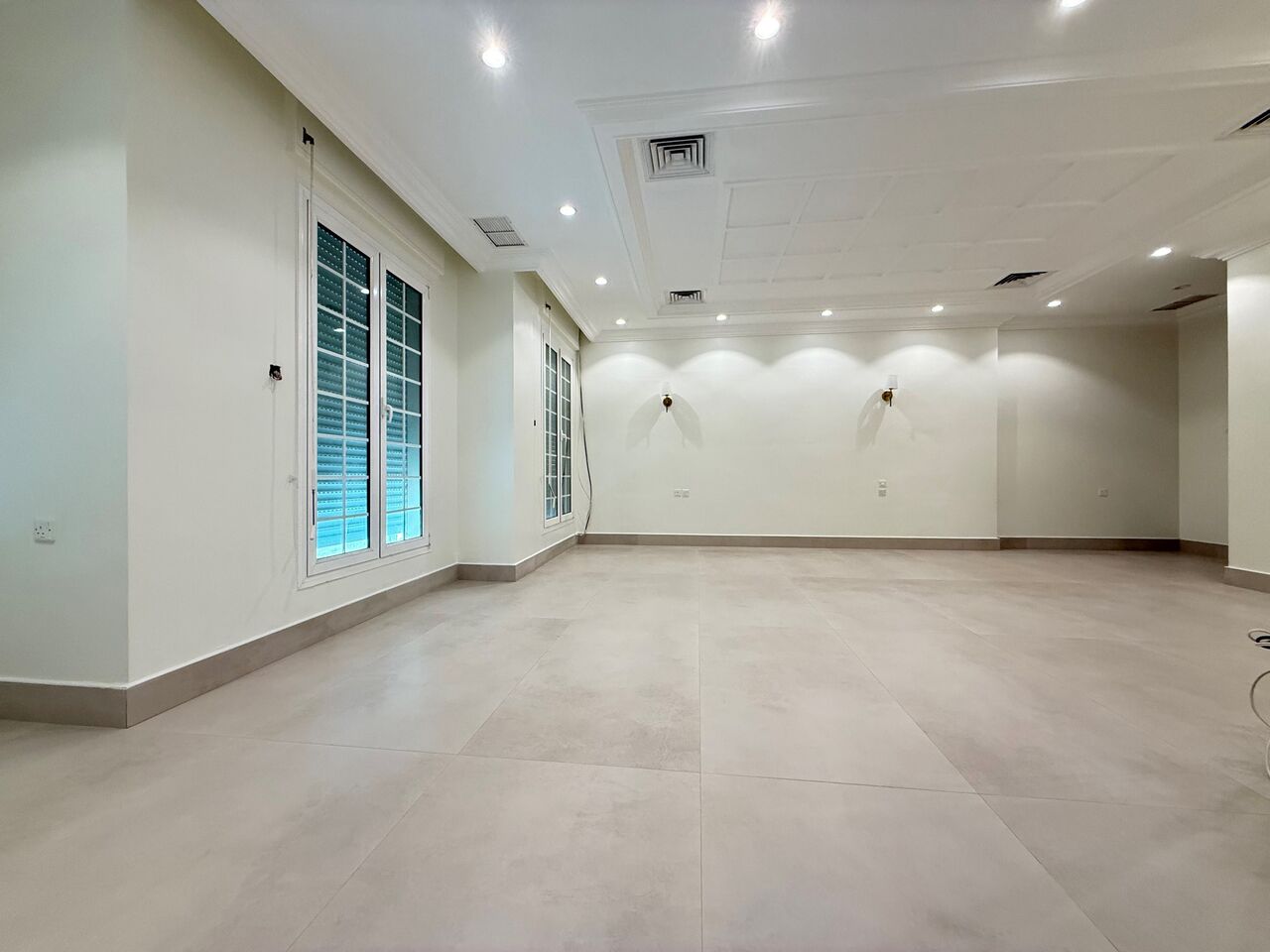 Kuwait City, Apartments, Flats, Houses & Villas, KWD 1100/month,  4 BR,  Shuhada &ndash; Fantastic, Spacious Four Bedroom Floor W/terrace