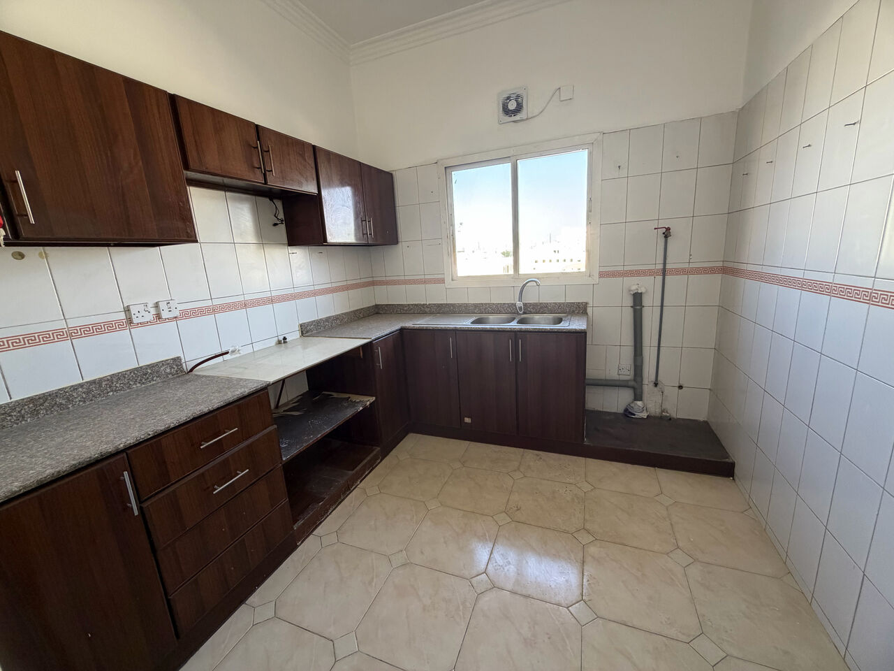 Salmaniya, Apartments, Flats, Houses & Villas, BHD 200/month,  2 BR,  2 Bedroom Flat For Rent Withuot Ewa