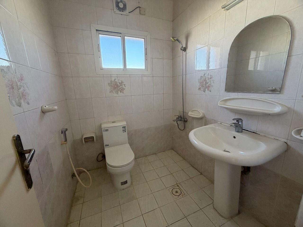 Salmaniya, Apartments, Flats, Houses & Villas, BHD 200/month,  2 BR,  2 Bedroom Flat For Rent Withuot Ewa