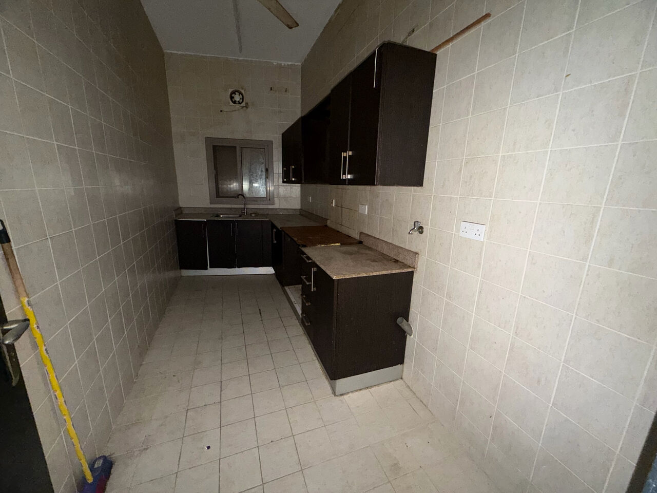 Salmaniya, Apartments, Flats, Houses & Villas, BHD 160/month,  3 BR,  3 Bedroom Flat For Rent Without Ewa