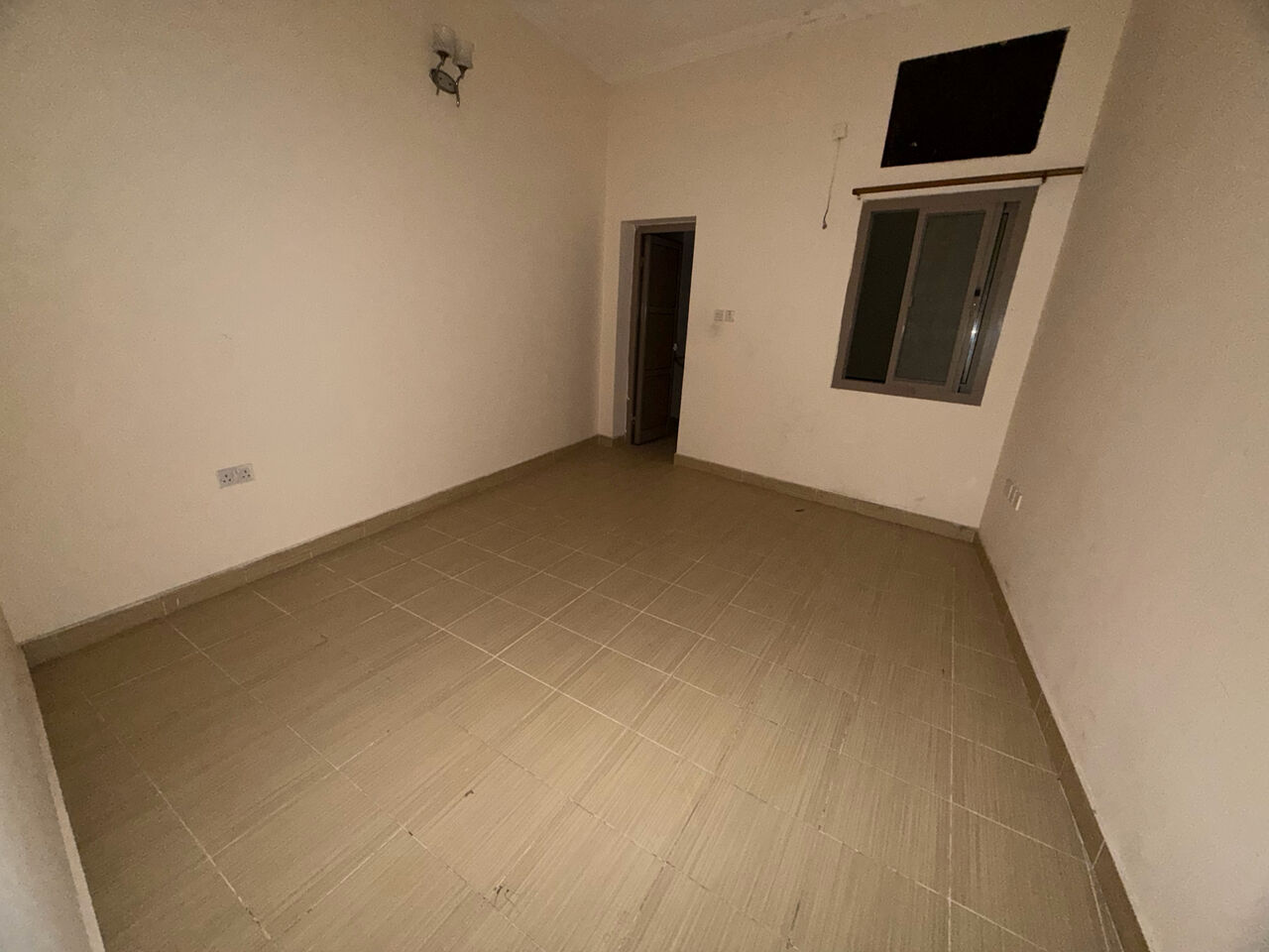 Salmaniya, Apartments, Flats, Houses & Villas, BHD 160/month,  3 BR,  3 Bedroom Flat For Rent Without Ewa