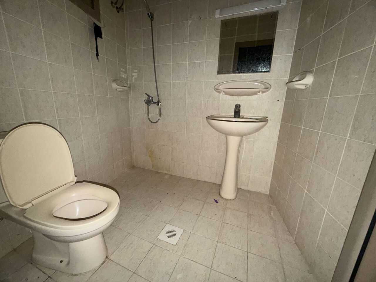 Salmaniya, Apartments, Flats, Houses & Villas, BHD 160/month,  3 BR,  3 Bedroom Flat For Rent Without Ewa