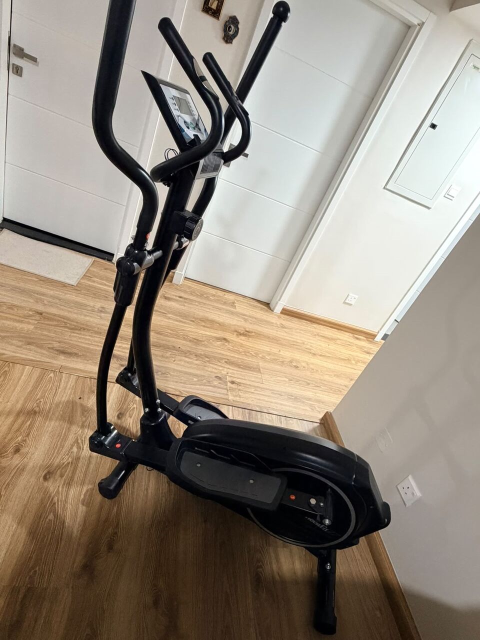 Olaya, Sporting Goods, SAR 550,  جهاز إليبتيكال ماركة هاوس فيت HouseFit Elliptical Machine